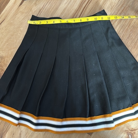 Cheerleader Uniform great for Halloween - Picture 4 of 7